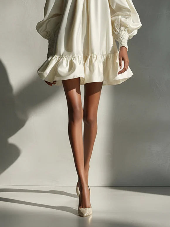 Mini Vestido de Satén Beige con Mangas Puff y Volantes