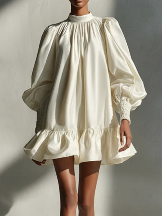 Mini Vestido de Satén Beige con Mangas Puff y Volantes