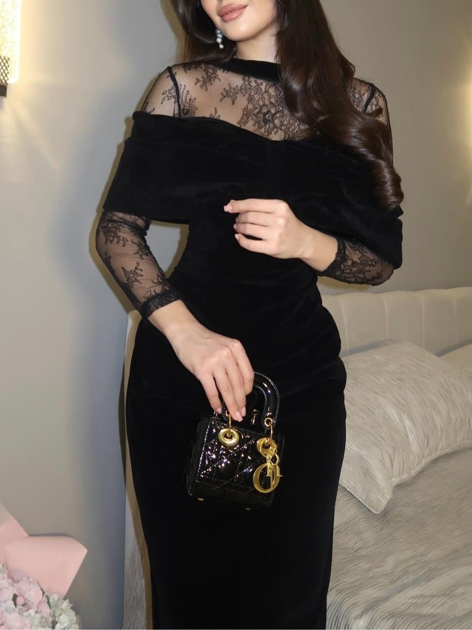 Vestido Maxi Entallado de Terciopelo Negro con Ribete de Encaje