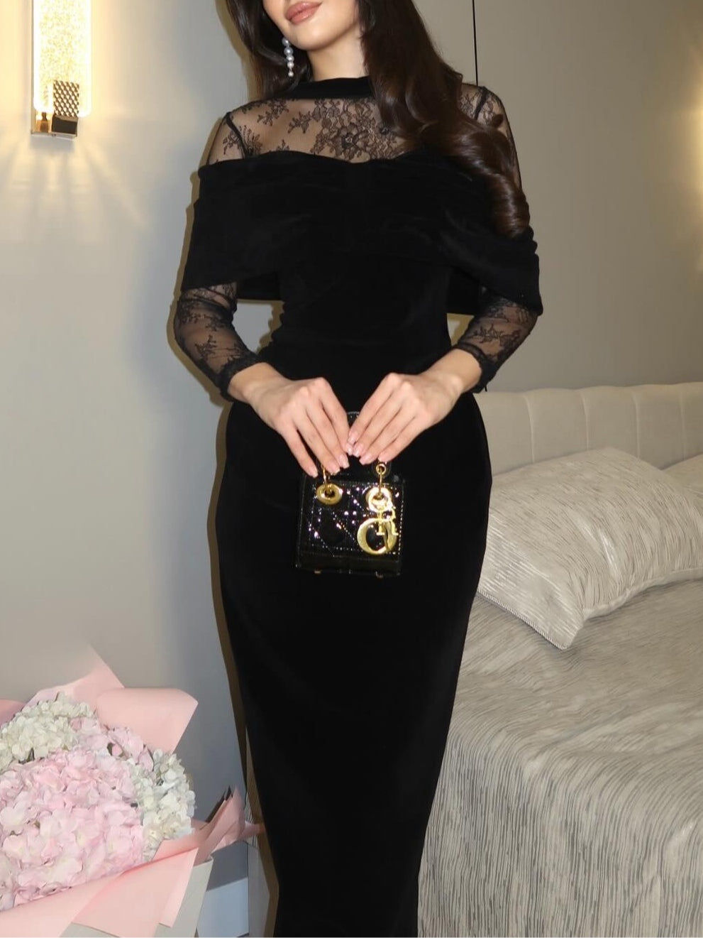 Vestido Maxi Entallado de Terciopelo Negro con Ribete de Encaje