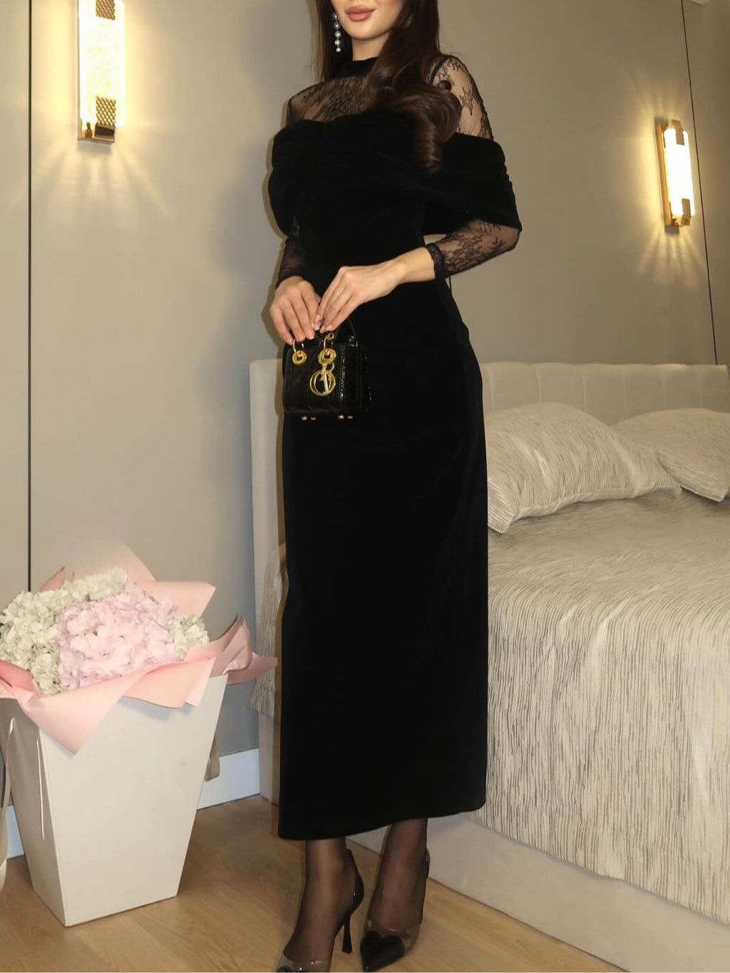Vestido Maxi Entallado de Terciopelo Negro con Ribete de Encaje