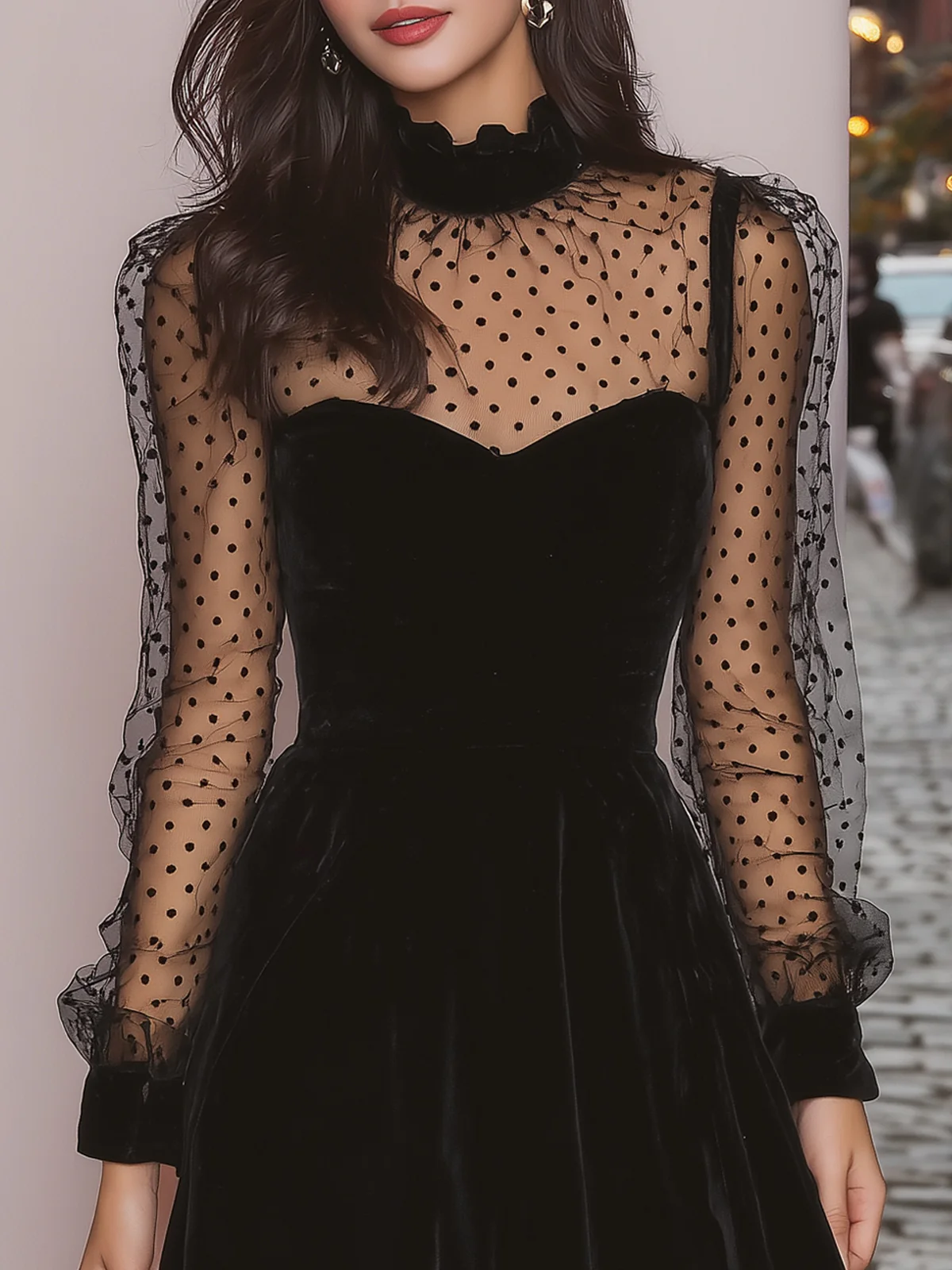 Mini Vestido de Terciopelo Negro con Lunares y Mangas Transparentes