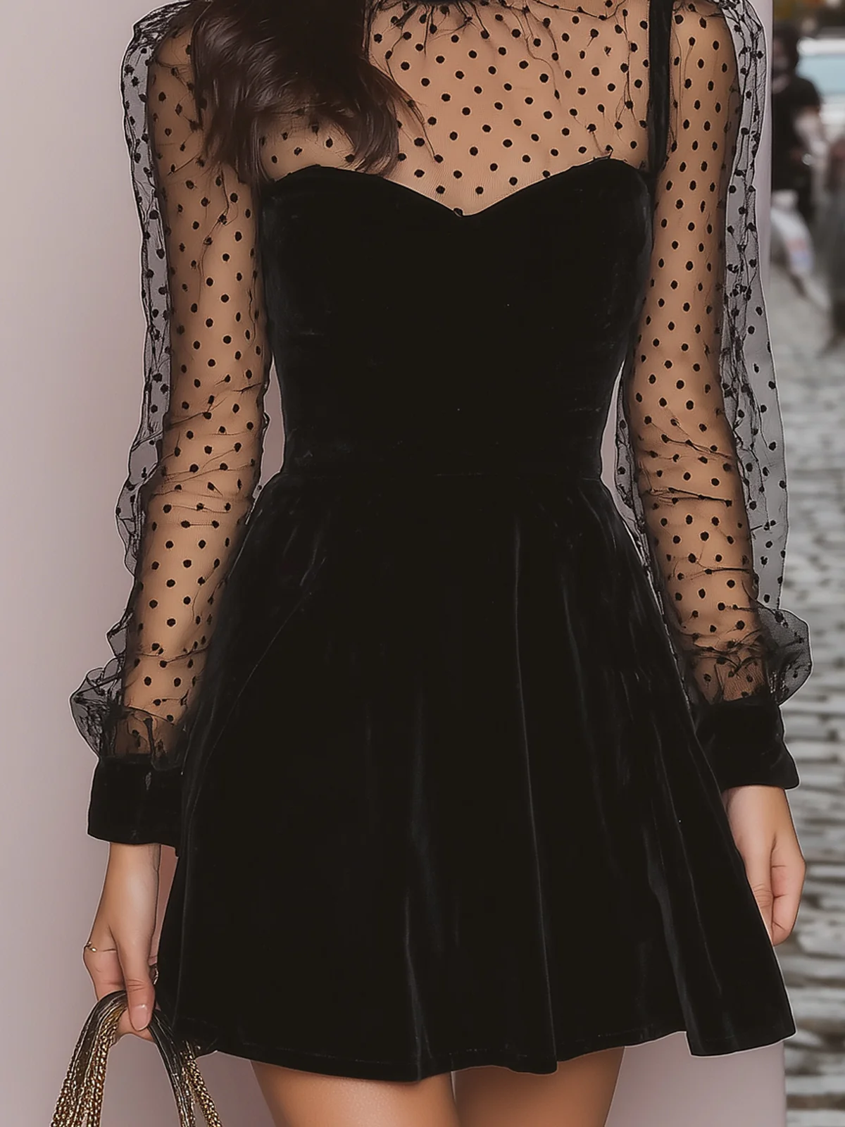 Mini Vestido de Terciopelo Negro con Lunares y Mangas Transparentes