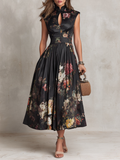 Vestido Midi de Satén Plisado Negro con Estampado Floral y Escote de Ojo de Cerradura