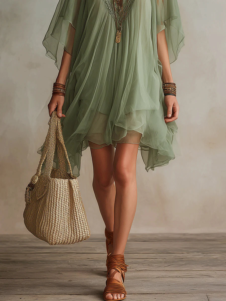 Mini Vestido de Chiffon Verde con Cuello en V y Capas Fluidas