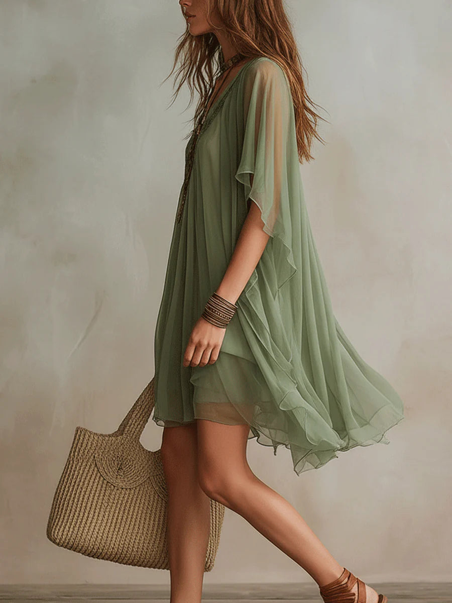 Mini Vestido de Chiffon Verde con Cuello en V y Capas Fluidas