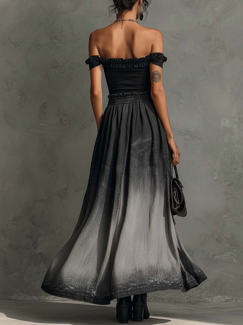 Conjunto de Top Negro Off-Shoulder con Volantes y Falda Maxi Plisada en Degradé