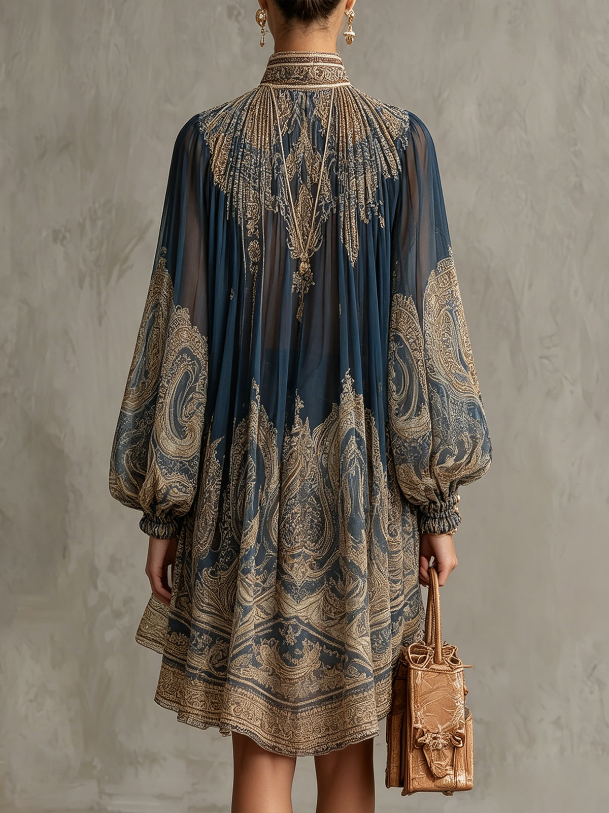 Mini Vestido de Chiffon Azul Marino con Estampado Barroco y Cuello Alto Irregular