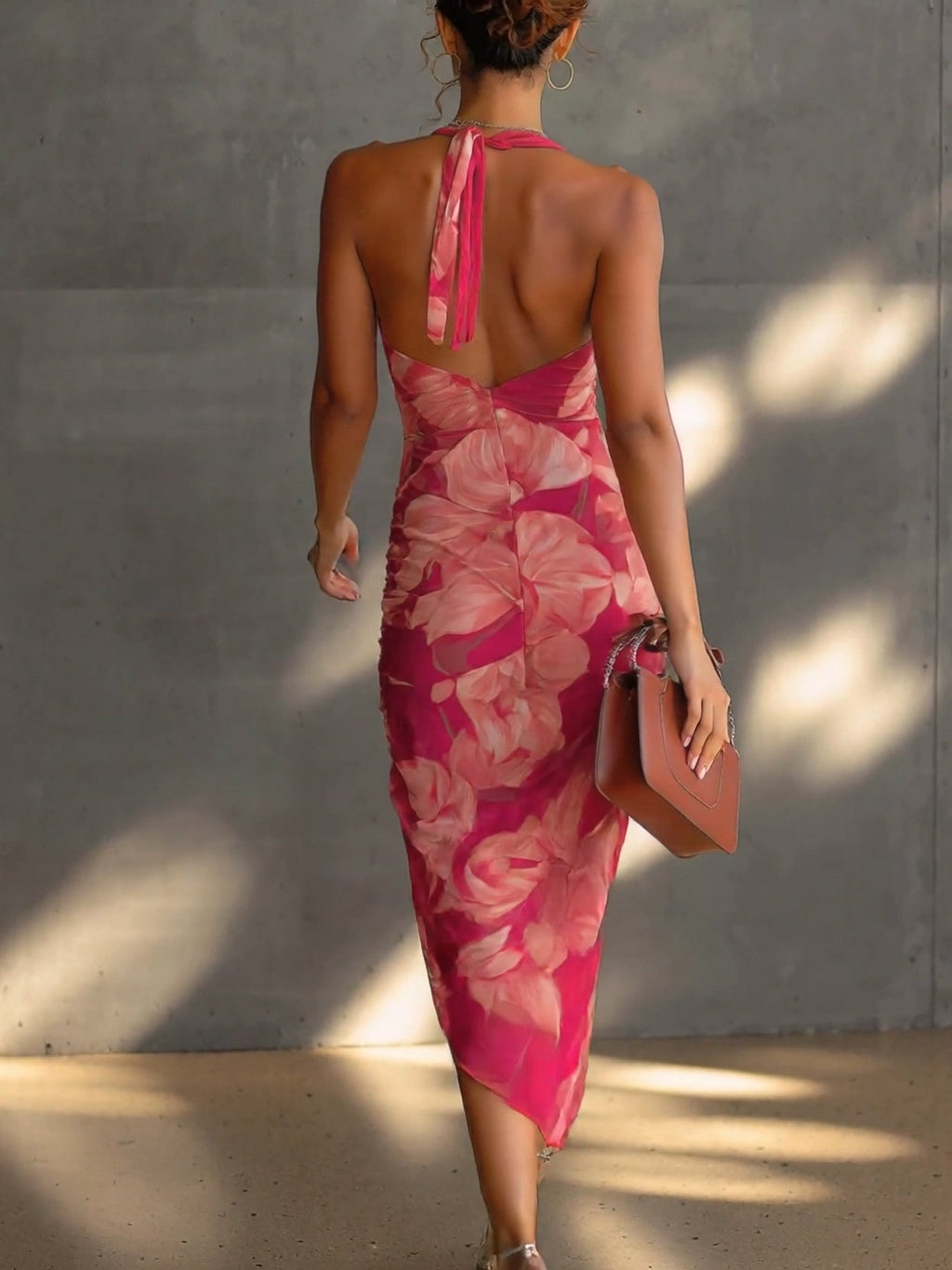 Vestido Bodycon Fucsia Sin Mangas con Estampado Floral, Fruncido y Abertura Lateral