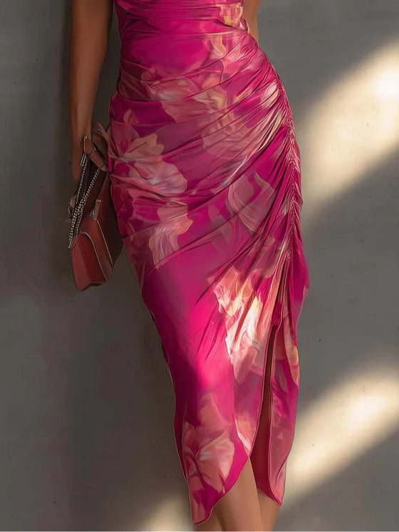 Vestido Bodycon Fucsia Sin Mangas con Estampado Floral, Fruncido y Abertura Lateral