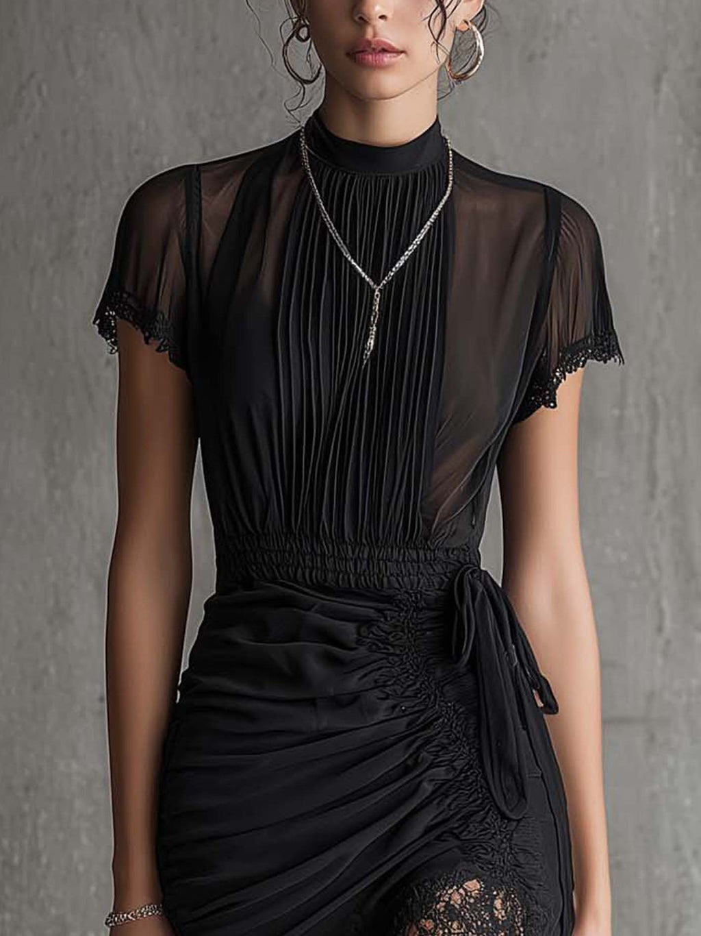Mini Vestido de Chiffon Negro con Cintura Plisada y Encaje
