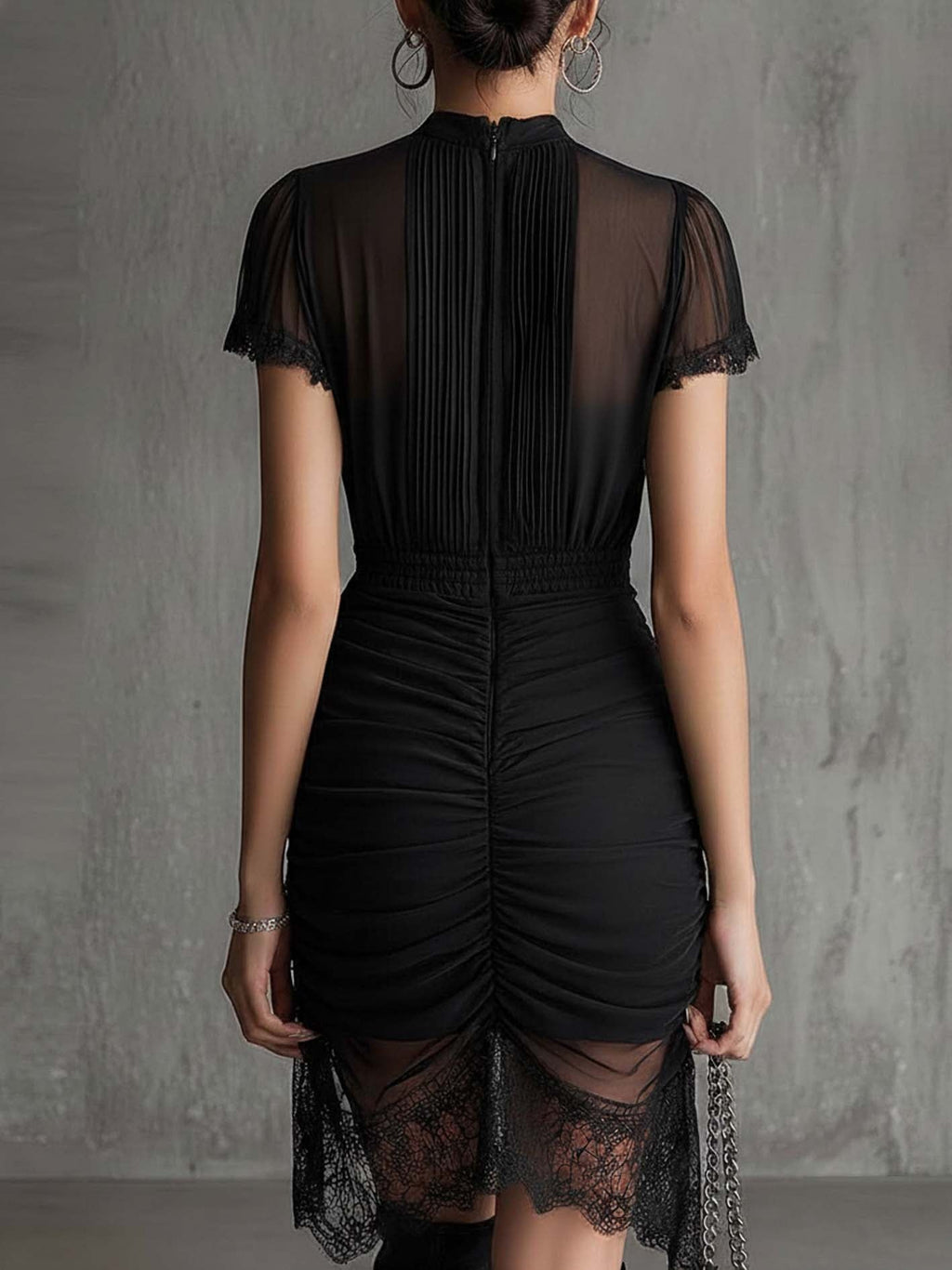 Mini Vestido de Chiffon Negro con Cintura Plisada y Encaje