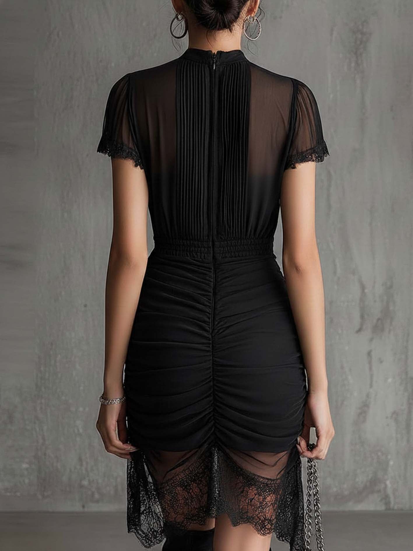 Mini Vestido de Chiffon Negro con Cintura Plisada y Encaje