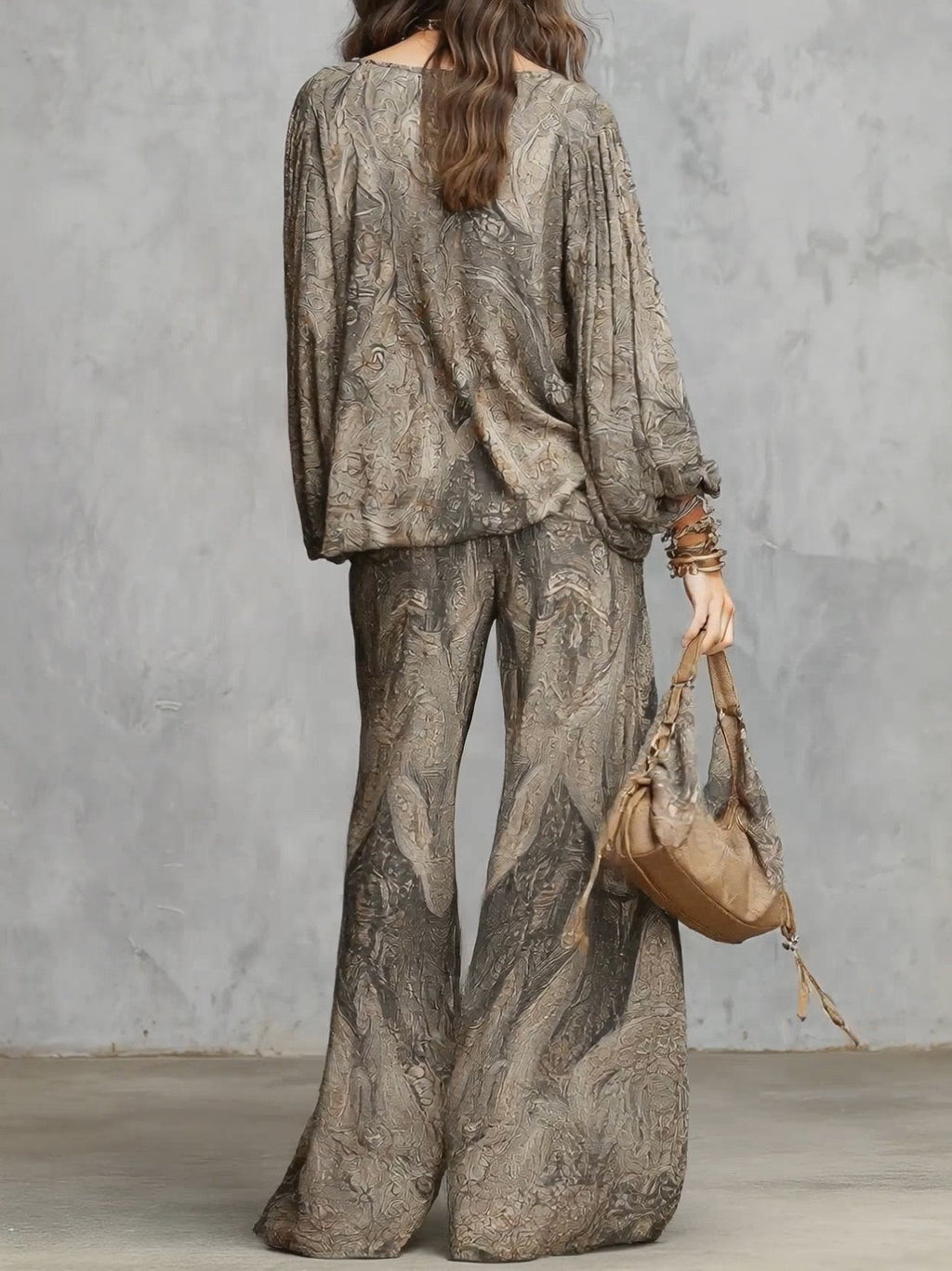 Conjunto con Top Gris de Mangas Linterna con Estampado Paisley y Pantalón Ancho