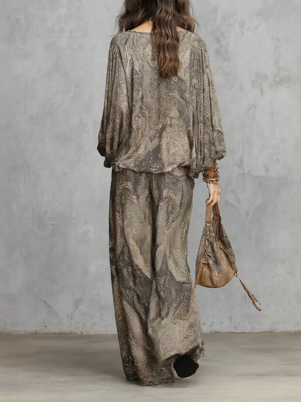 Conjunto con Top Gris de Mangas Linterna con Estampado Paisley y Pantalón Ancho
