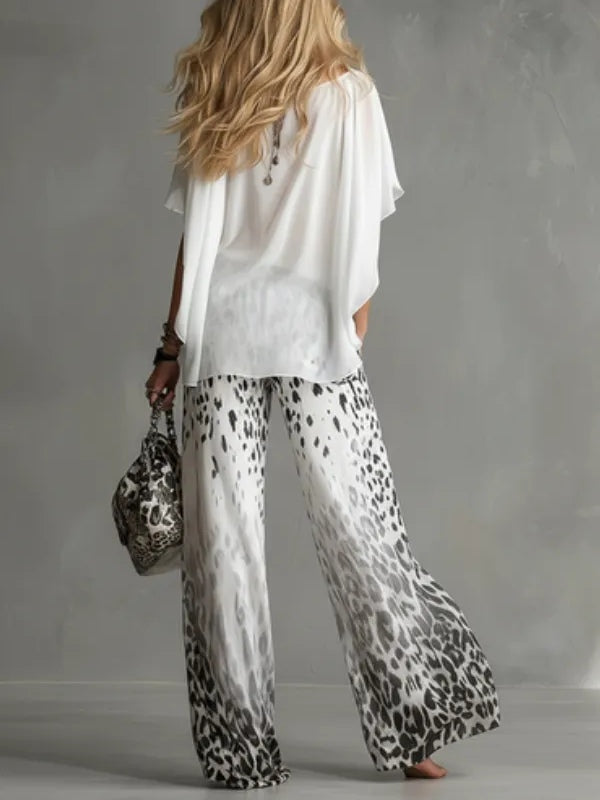 Conjunto de Camiseta Blanca Fluida y Pantalón de Chiffon con Estampado de Leopardo