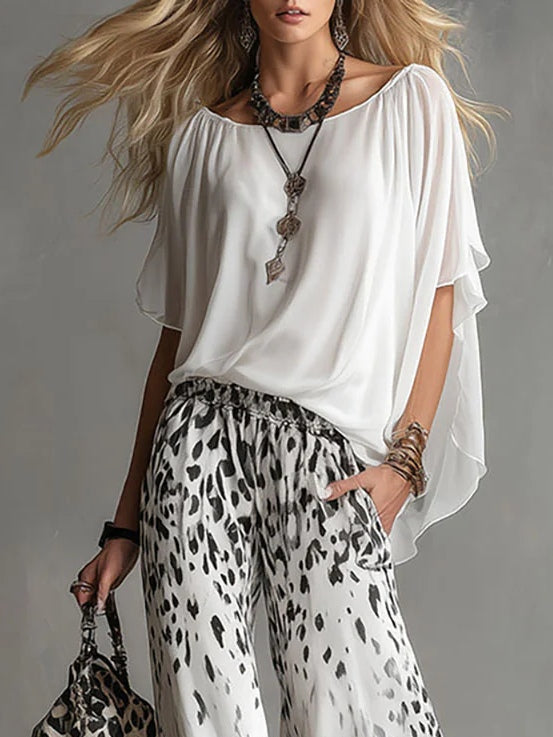 Conjunto de Camiseta Blanca Fluida y Pantalón de Chiffon con Estampado de Leopardo