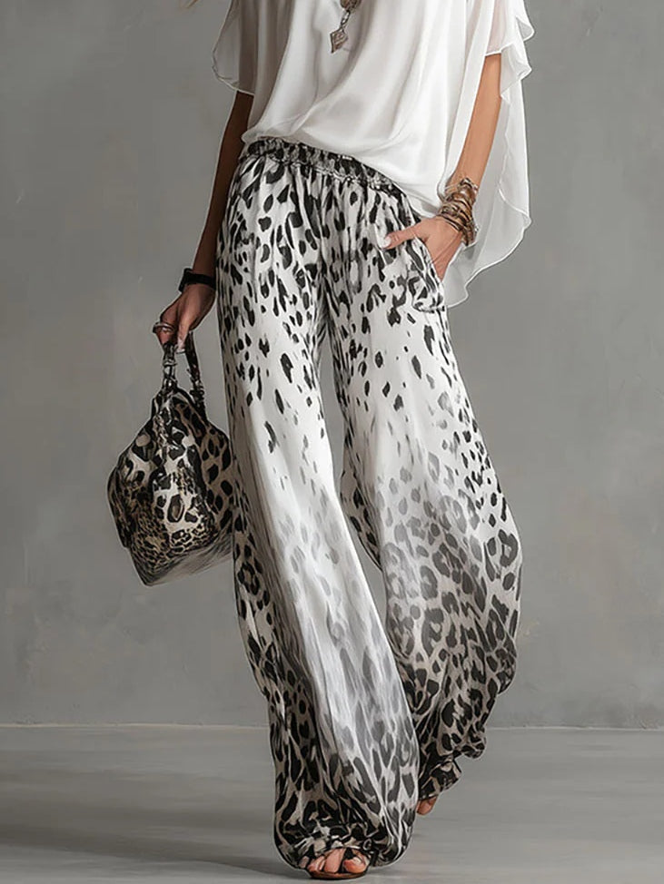 Conjunto de Camiseta Blanca Fluida y Pantalón de Chiffon con Estampado de Leopardo