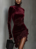 Mini Vestido Entallado de Terciopelo Burdeos con Cuello Alto y Encaje