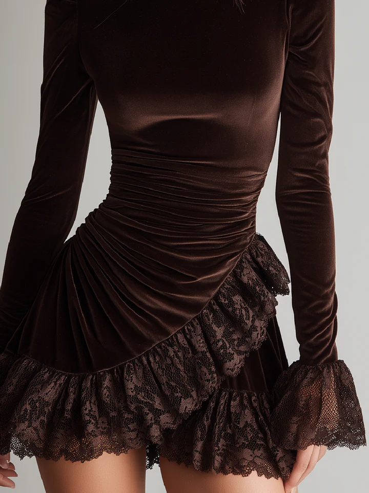 Mini Vestido de Terciopelo Café con Cuello Alto y Encaje con Volantes