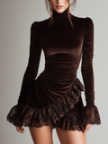 Mini Vestido de Terciopelo Café con Cuello Alto y Encaje con Volantes