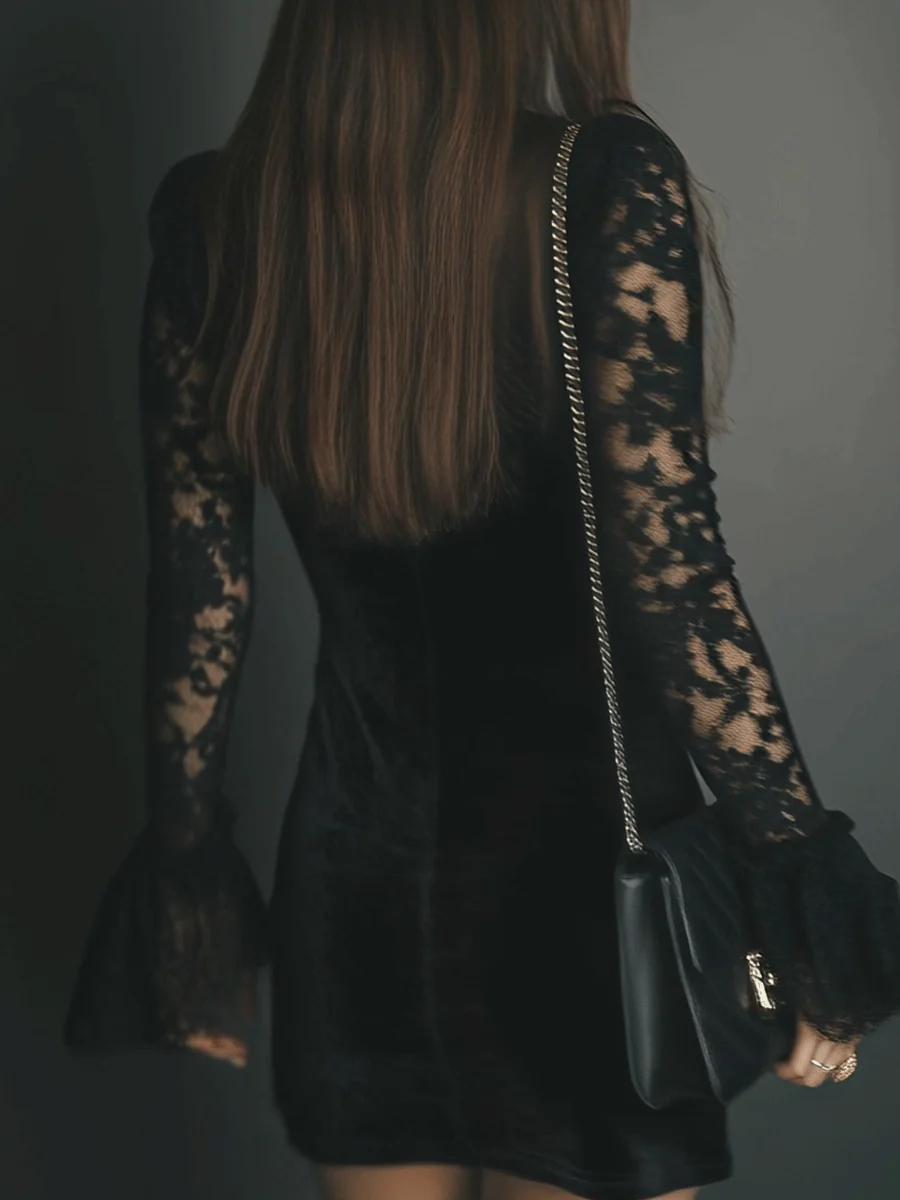 Mini Vestido de Terciopelo Negro con Encaje y Mangas Acampanadas