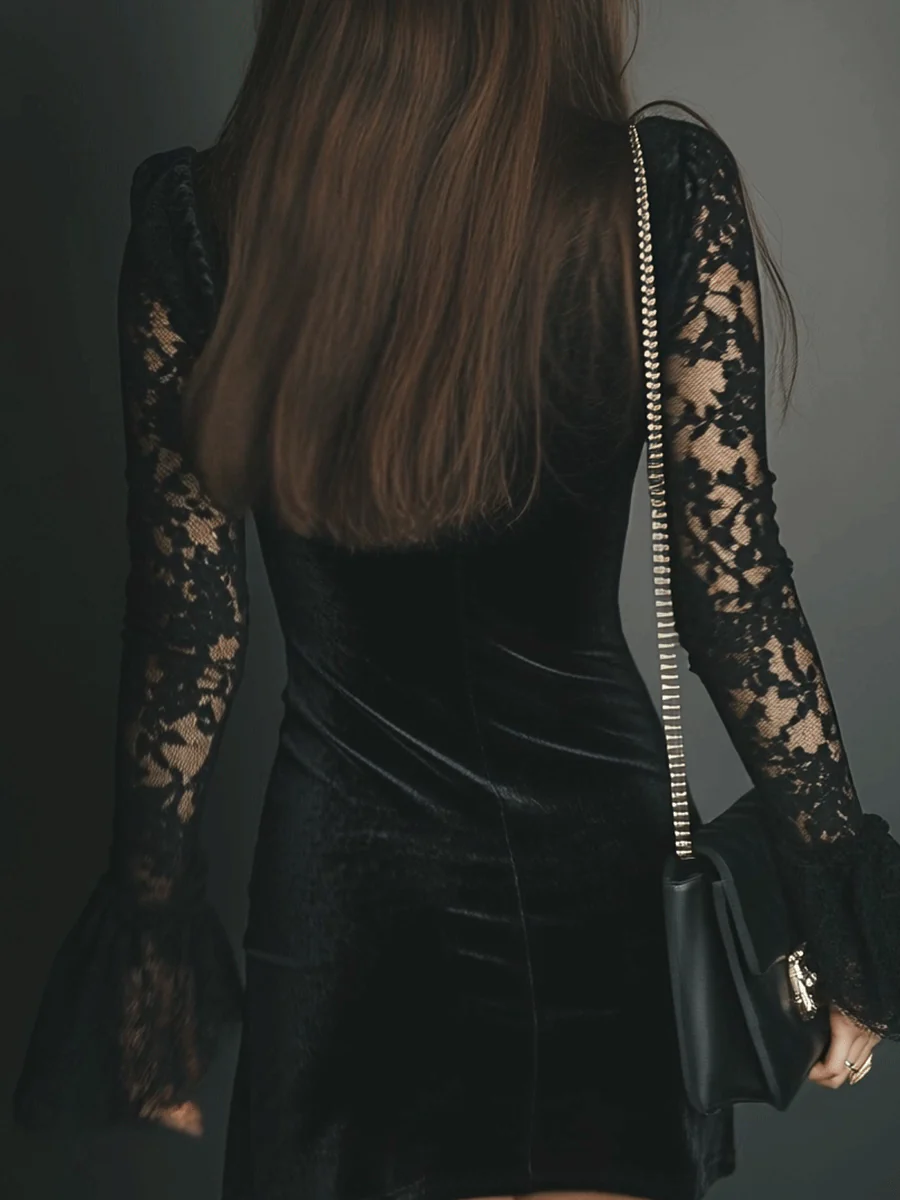 Mini Vestido de Terciopelo Negro con Encaje y Mangas Acampanadas