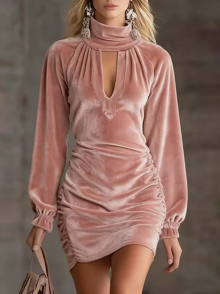 Mini Vestido de Terciopelo con Cuello Alto, Escote y Fruncido