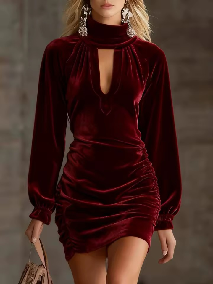 Mini Vestido de Terciopelo con Cuello Alto, Escote y Fruncido