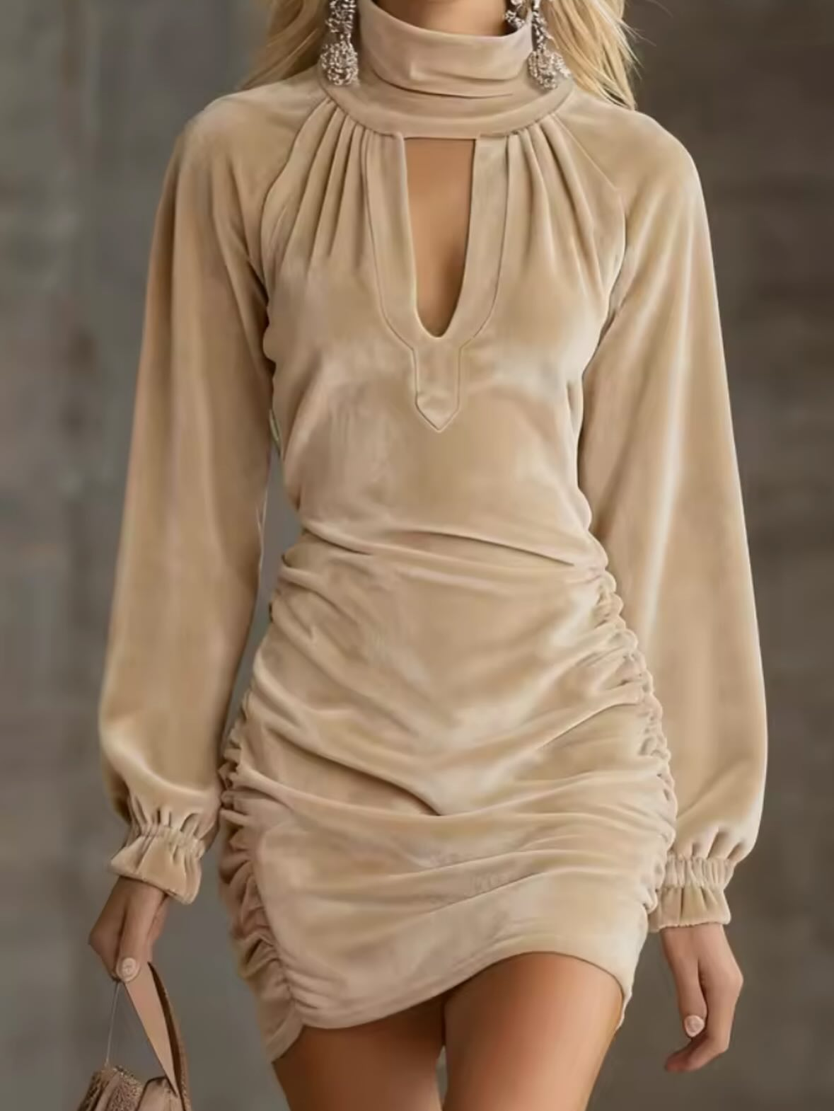 Mini Vestido de Terciopelo con Cuello Alto, Escote y Fruncido