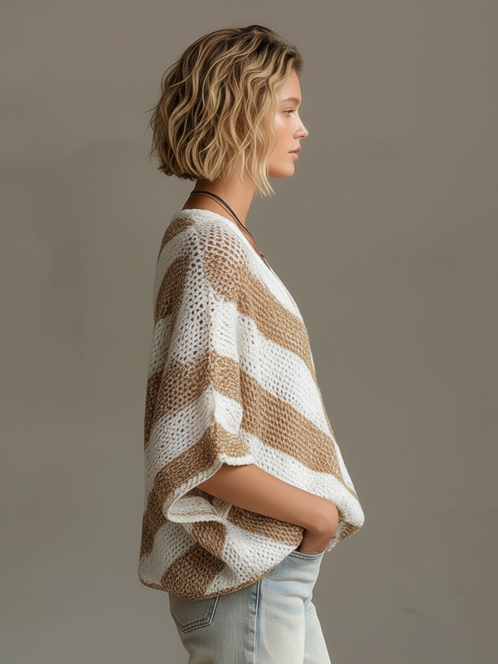 Suéter Chic Casual a Rayas Blanco y Beige con Cuello en V y Manga Corta