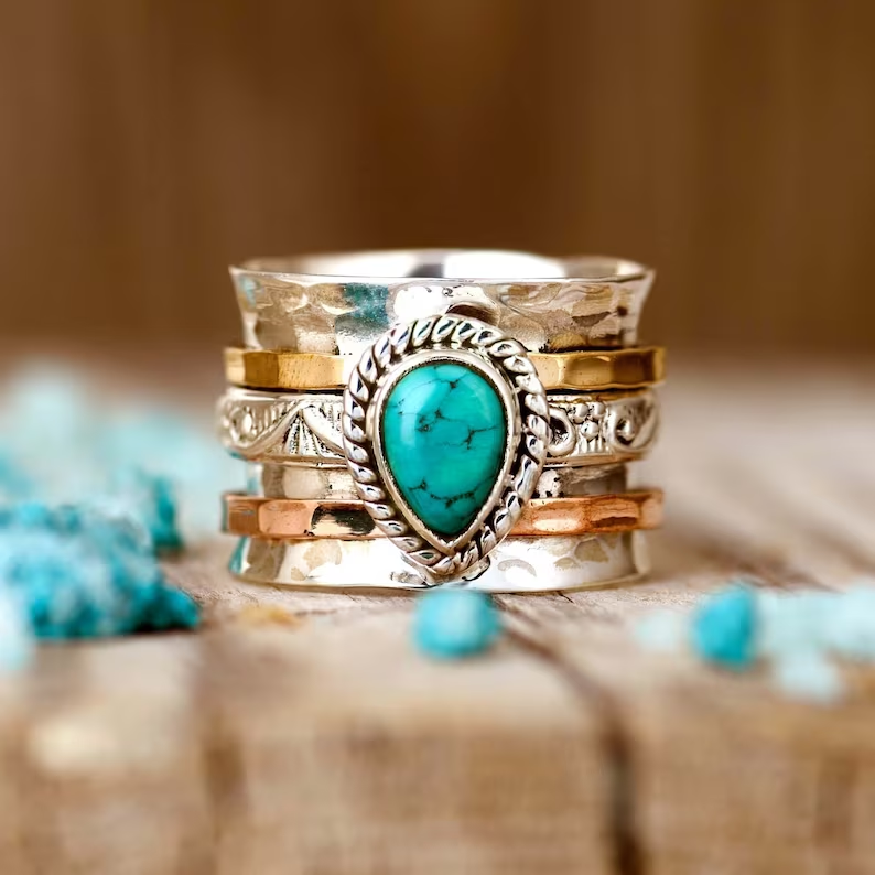 Anillo Sofisticado con Incrustación de Turquesa