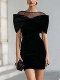 Mini Vestido Elegante de Terciopelo Negro con Lazo
