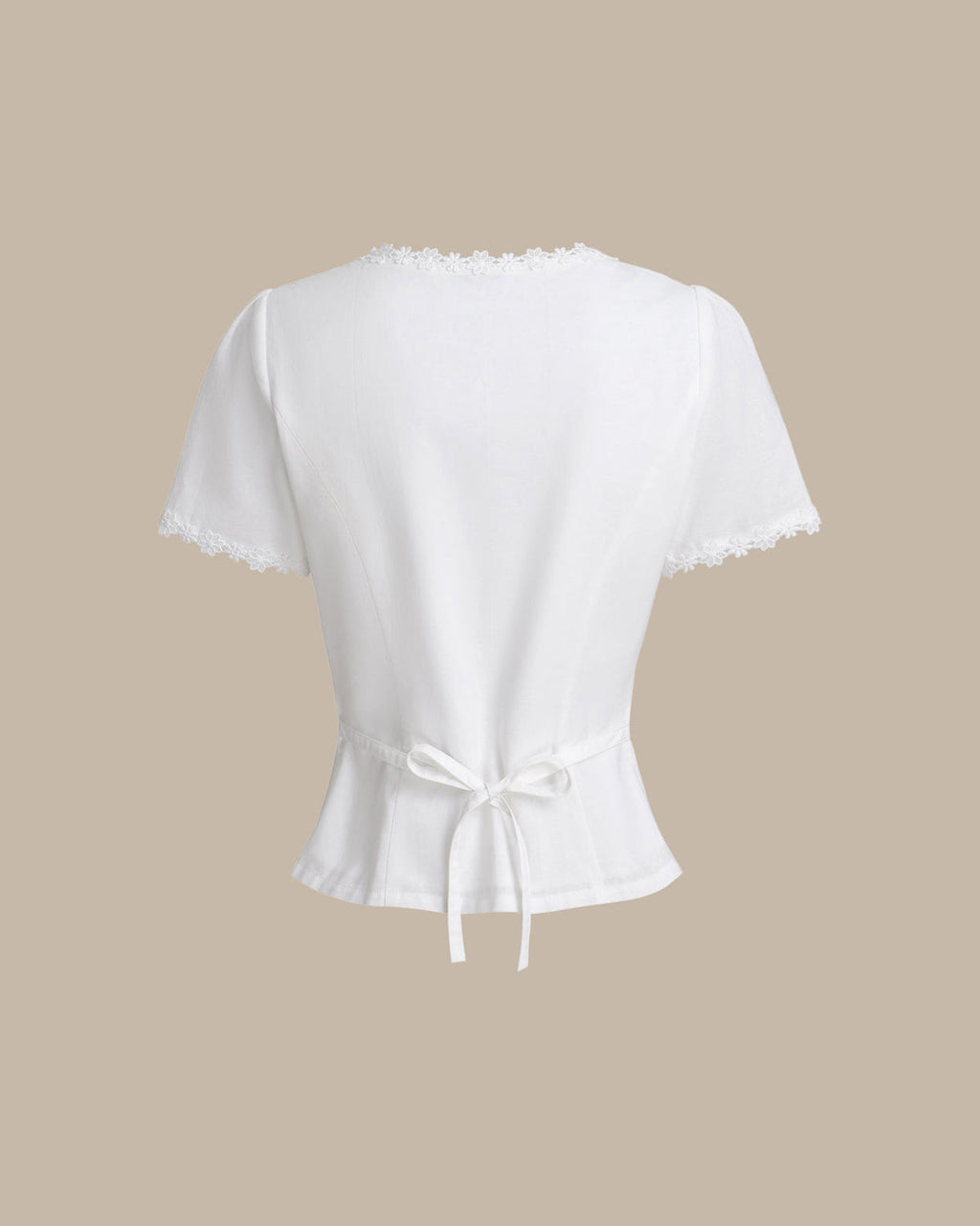 Blusa de Encaje Blanca con Cuello Cuadrado y Botonadura