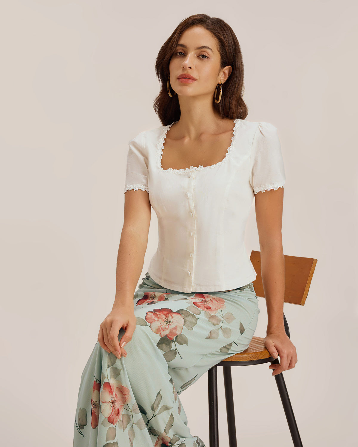 Blusa de Encaje Blanca con Cuello Cuadrado y Botonadura