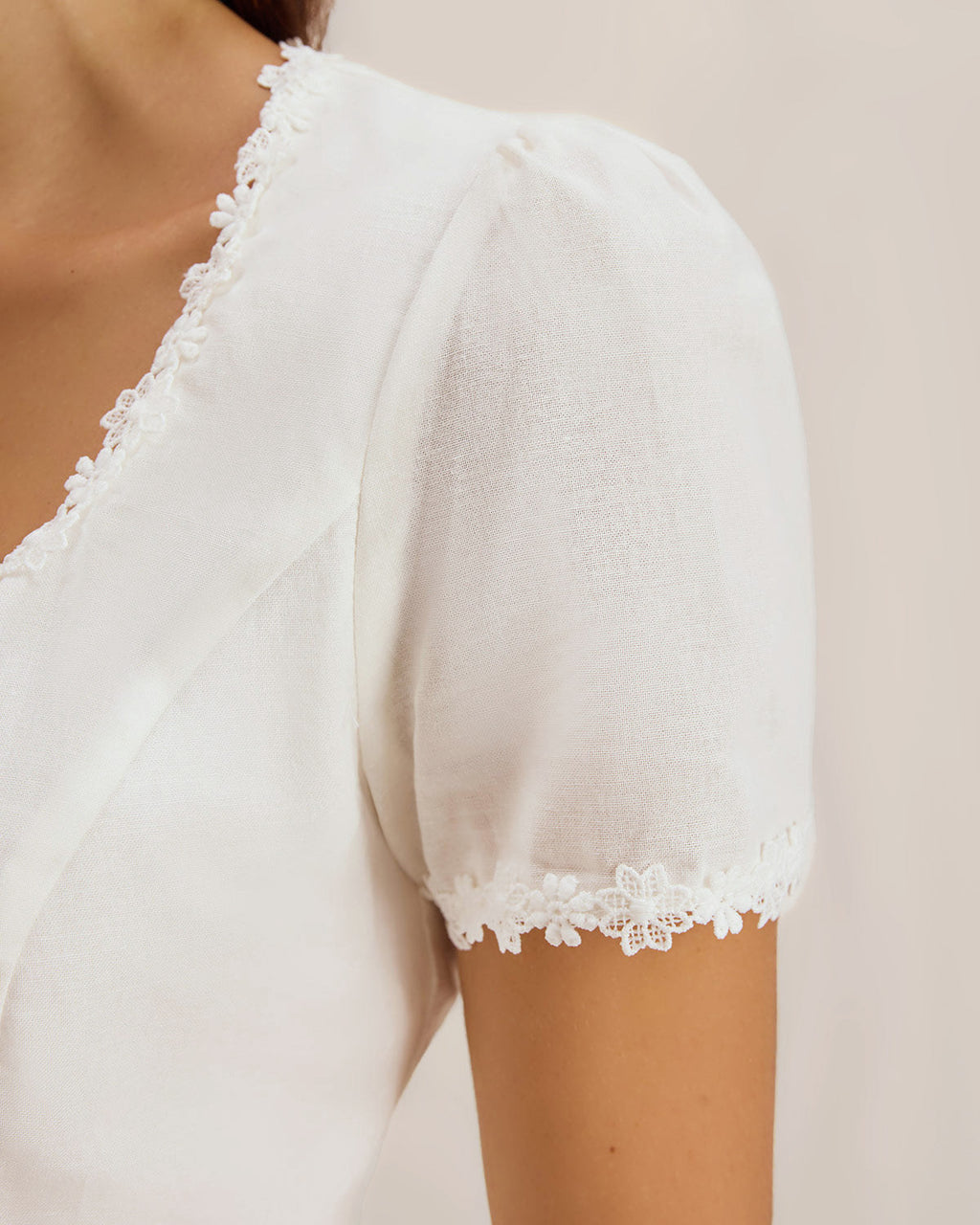 Blusa de Encaje Blanca con Cuello Cuadrado y Botonadura