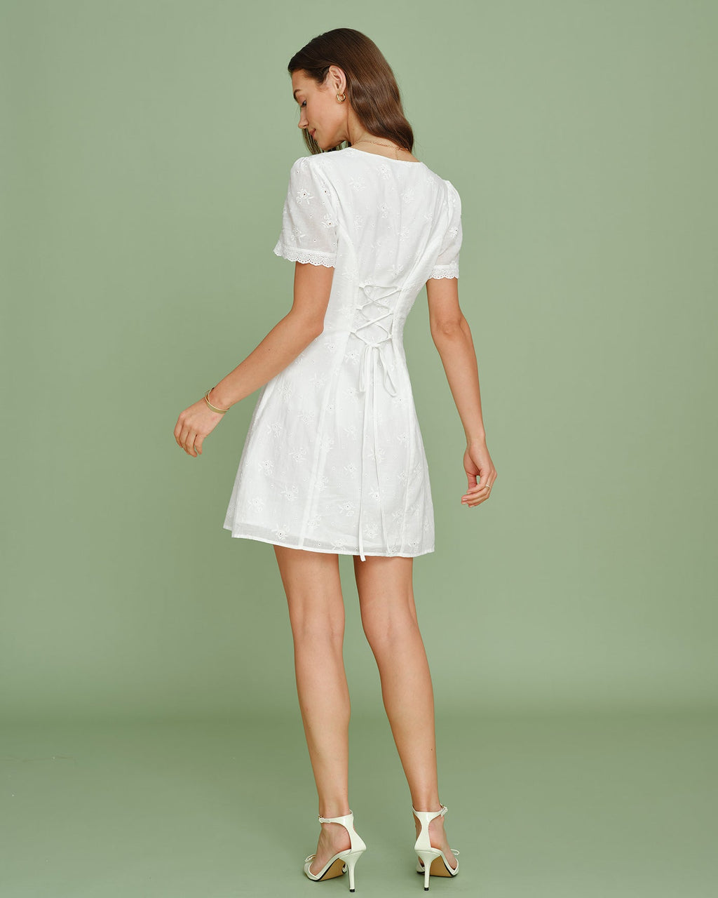 Mini Vestido Blanco de Encaje Bordado con Cuello en V