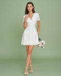 Mini Vestido Blanco de Encaje Bordado con Cuello en V