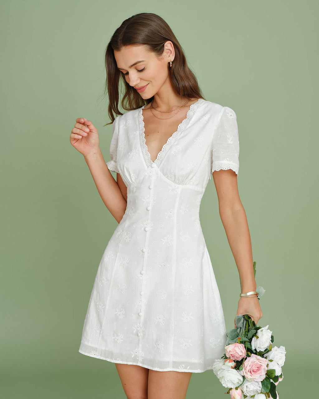 Mini Vestido Blanco de Encaje Bordado con Cuello en V