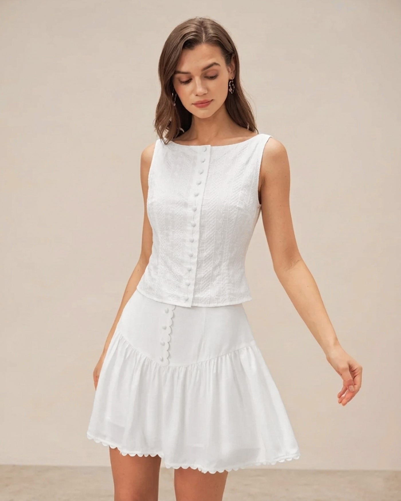 Chaleco Blanco Texturizado con Cuello Barco y Botonadura