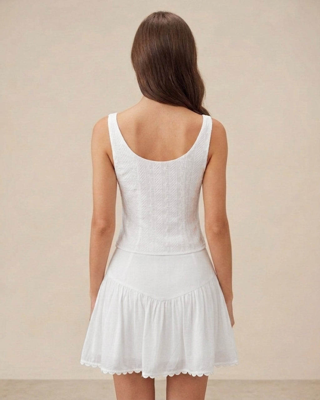 Chaleco Blanco Texturizado con Cuello Barco y Botonadura