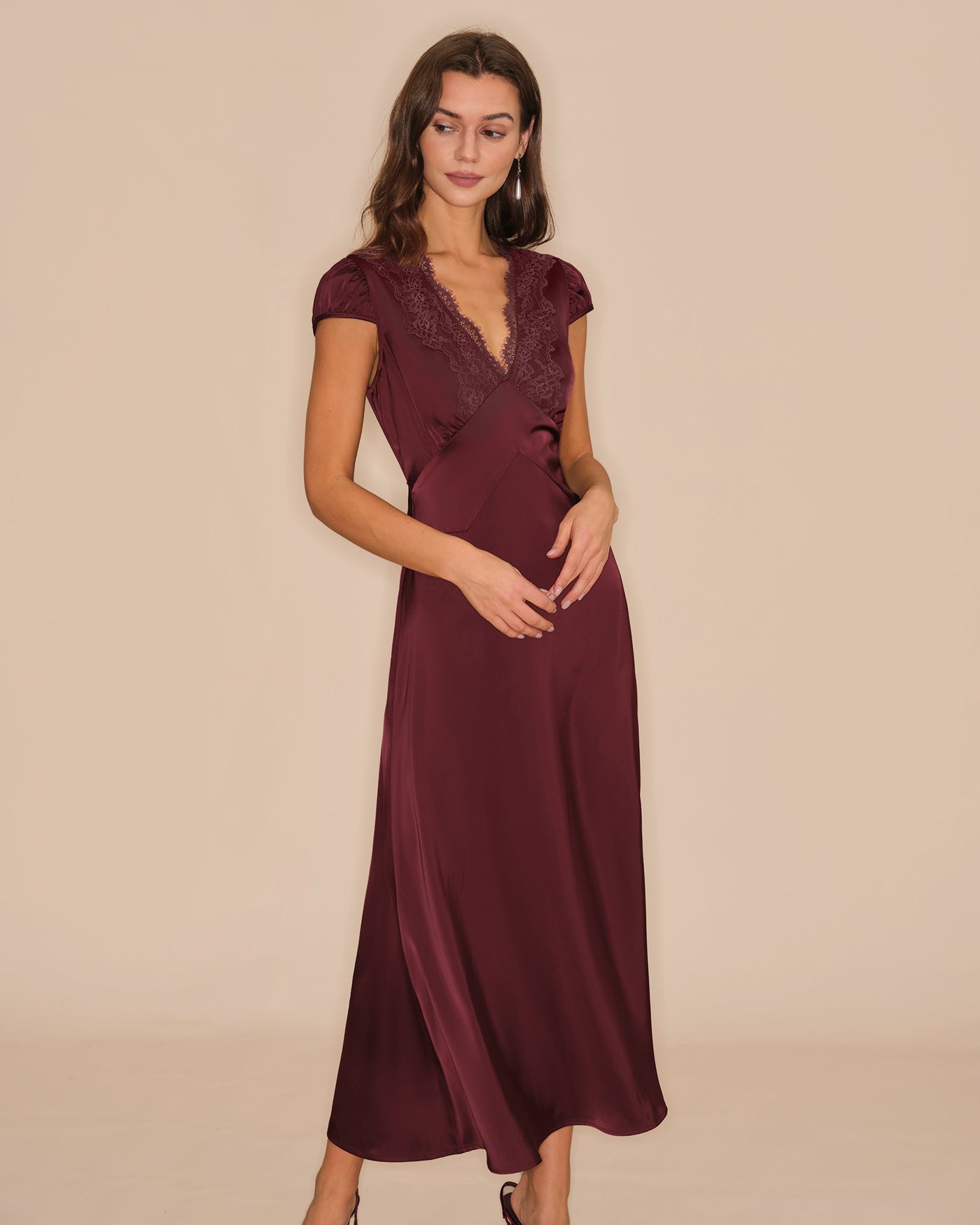 Vestido Maxi de Encaje Rojo Vino con Cuello en V