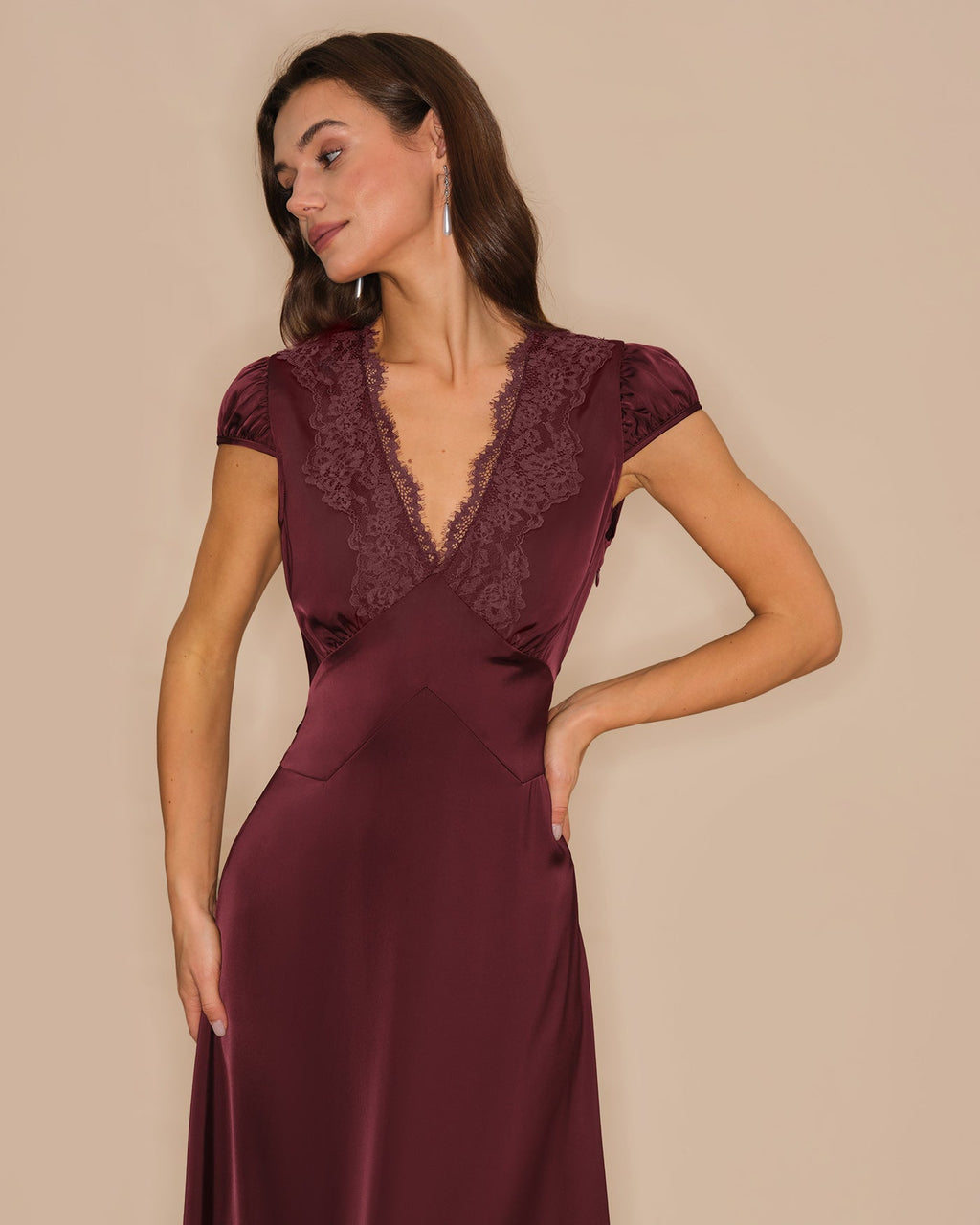 Vestido Maxi de Encaje Rojo Vino con Cuello en V