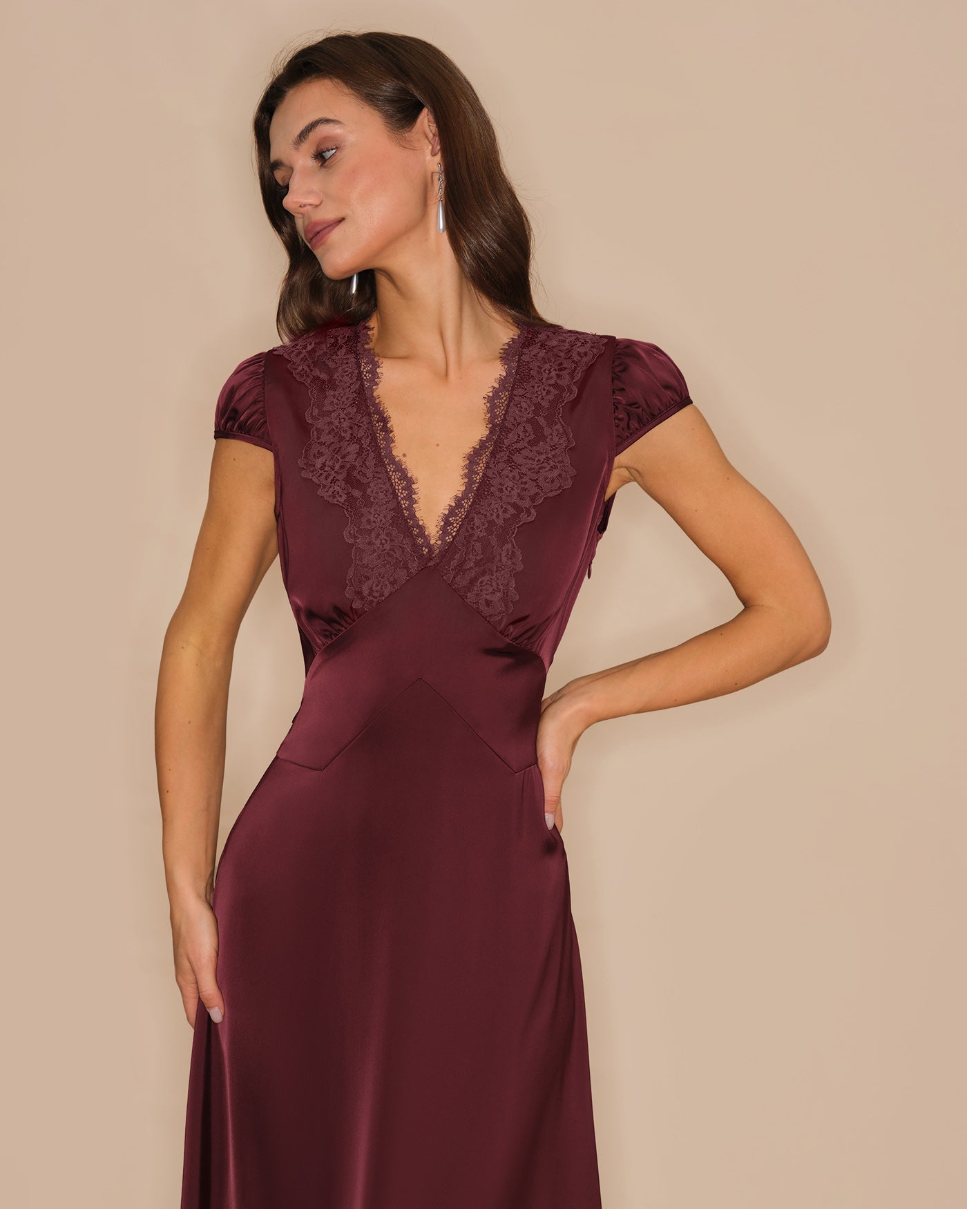 Vestido Maxi de Encaje Rojo Vino con Cuello en V