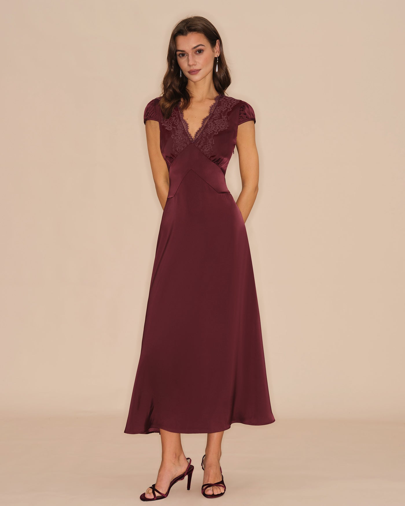 Vestido Maxi de Encaje Rojo Vino con Cuello en V