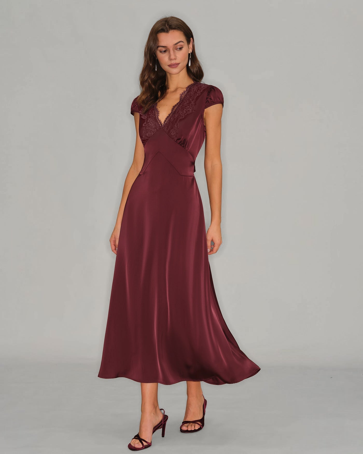 Vestido Maxi de Encaje Rojo Vino con Cuello en V