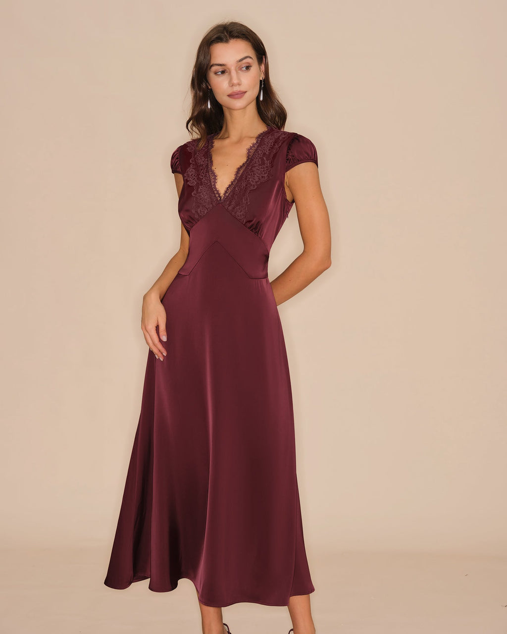 Vestido Maxi de Encaje Rojo Vino con Cuello en V
