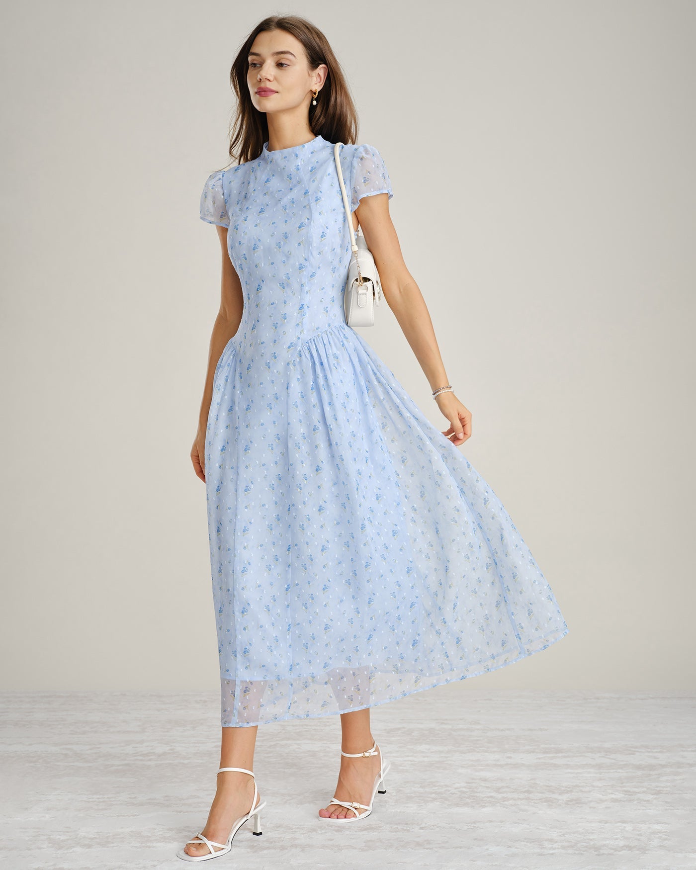 Vestido Maxi de Chiffon Floral Azul con Cuello Alto