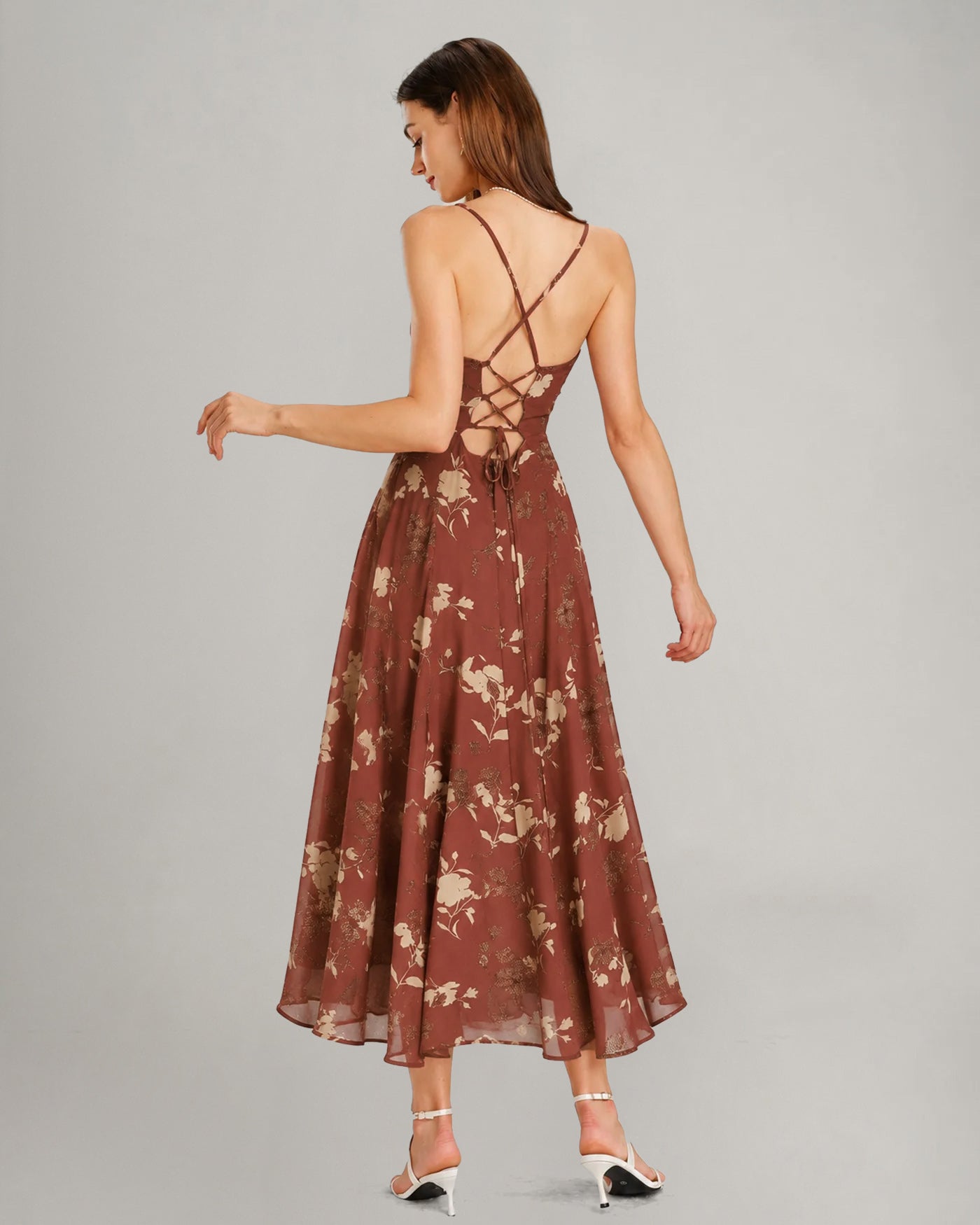 Vestido Maxi Floral Rojo con Cuello Cuadrado y Espalda Cruzada