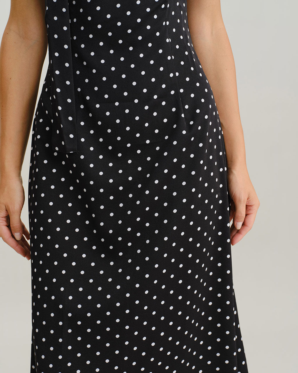 Vestido Maxi Lencero Negro de Lunares con Cuello Cowl
